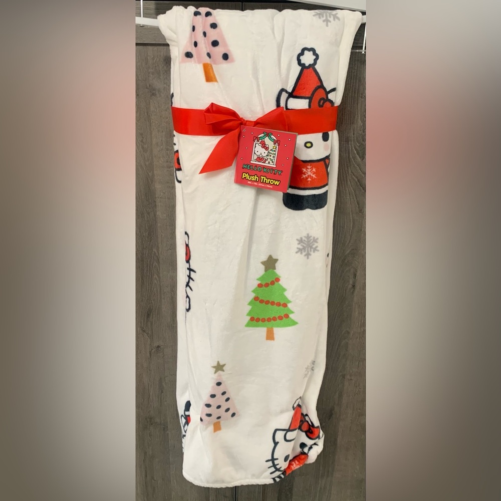 New Hello Kitty White Christmas Holiday 50 x 70 Plush Throw Blanket New With Tag